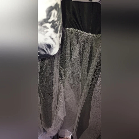 XSCAPE printed satin ball gown with illusion sides - Picture 9 of 14